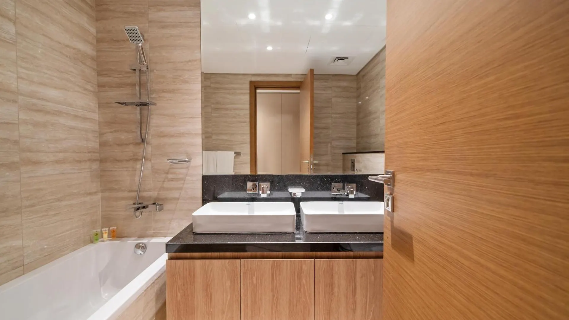Modern 2Br Missoni Design Canal-Side Elegance Dubai Appartement