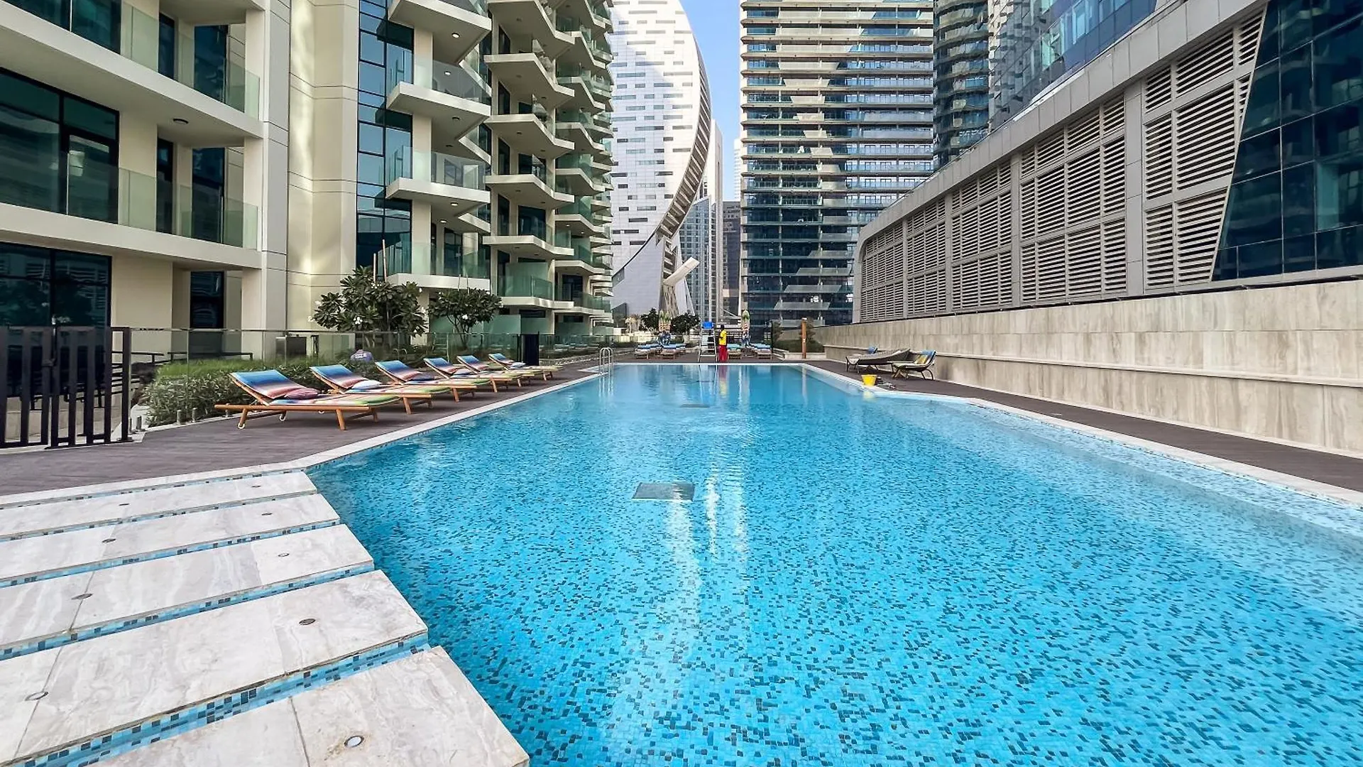 Modern 2Br Missoni Design Canal-Side Elegance Dubai Appartement