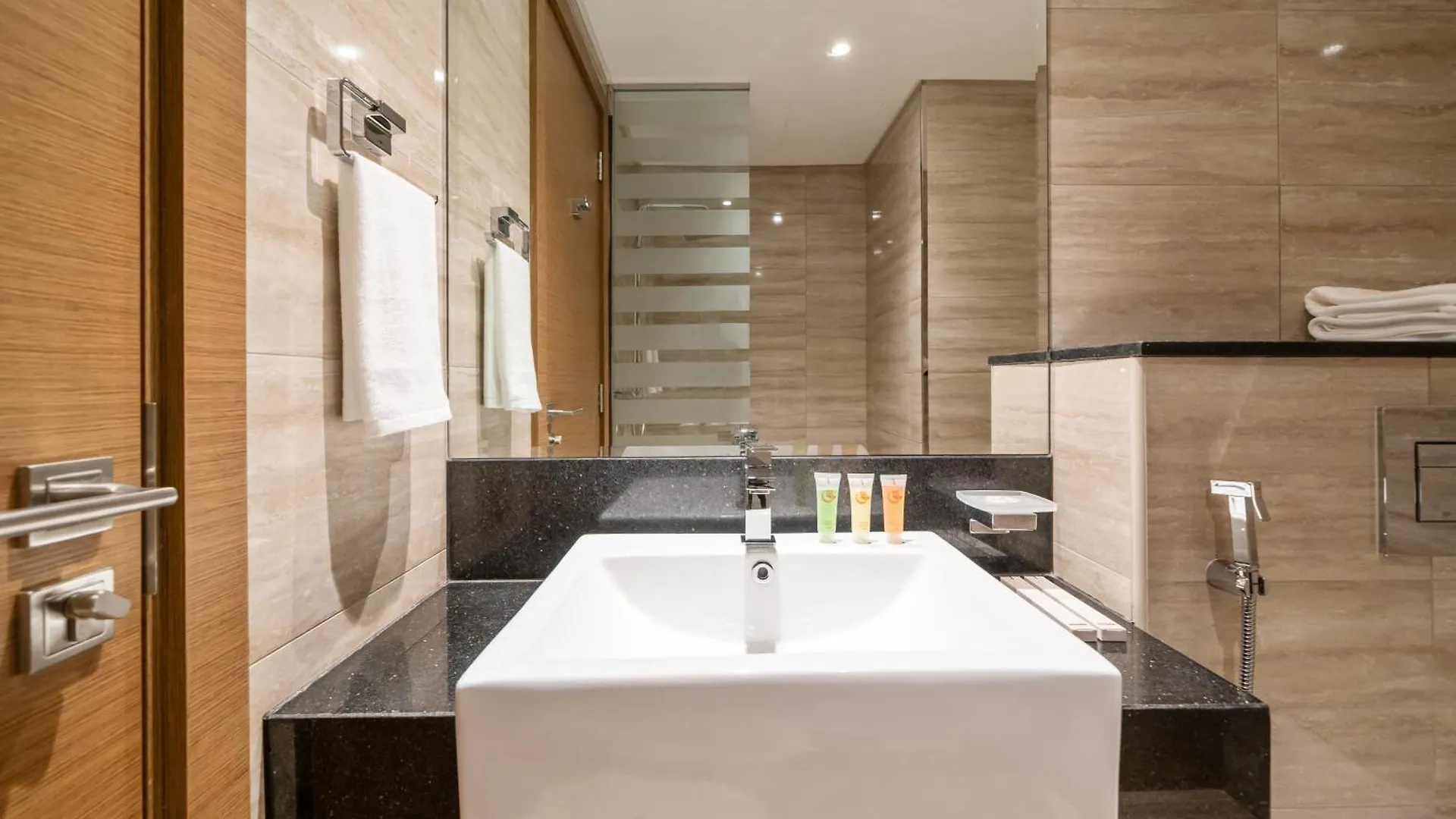 Appartamento Modern 2Br Missoni Design Canal-Side Elegance Dubai Emirati Arabi Uniti