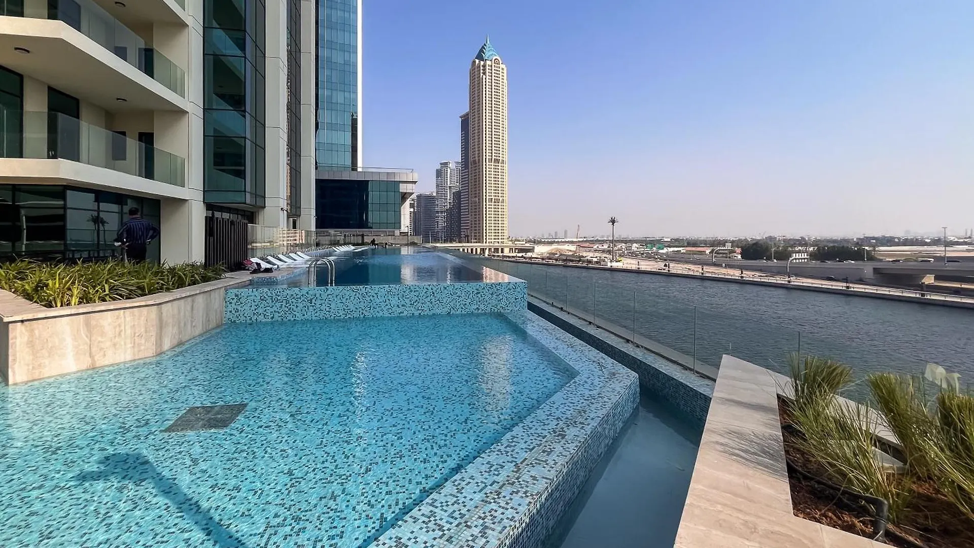 Modern 2Br Missoni Design Canal-Side Elegance Dubai Emirati Arabi Uniti