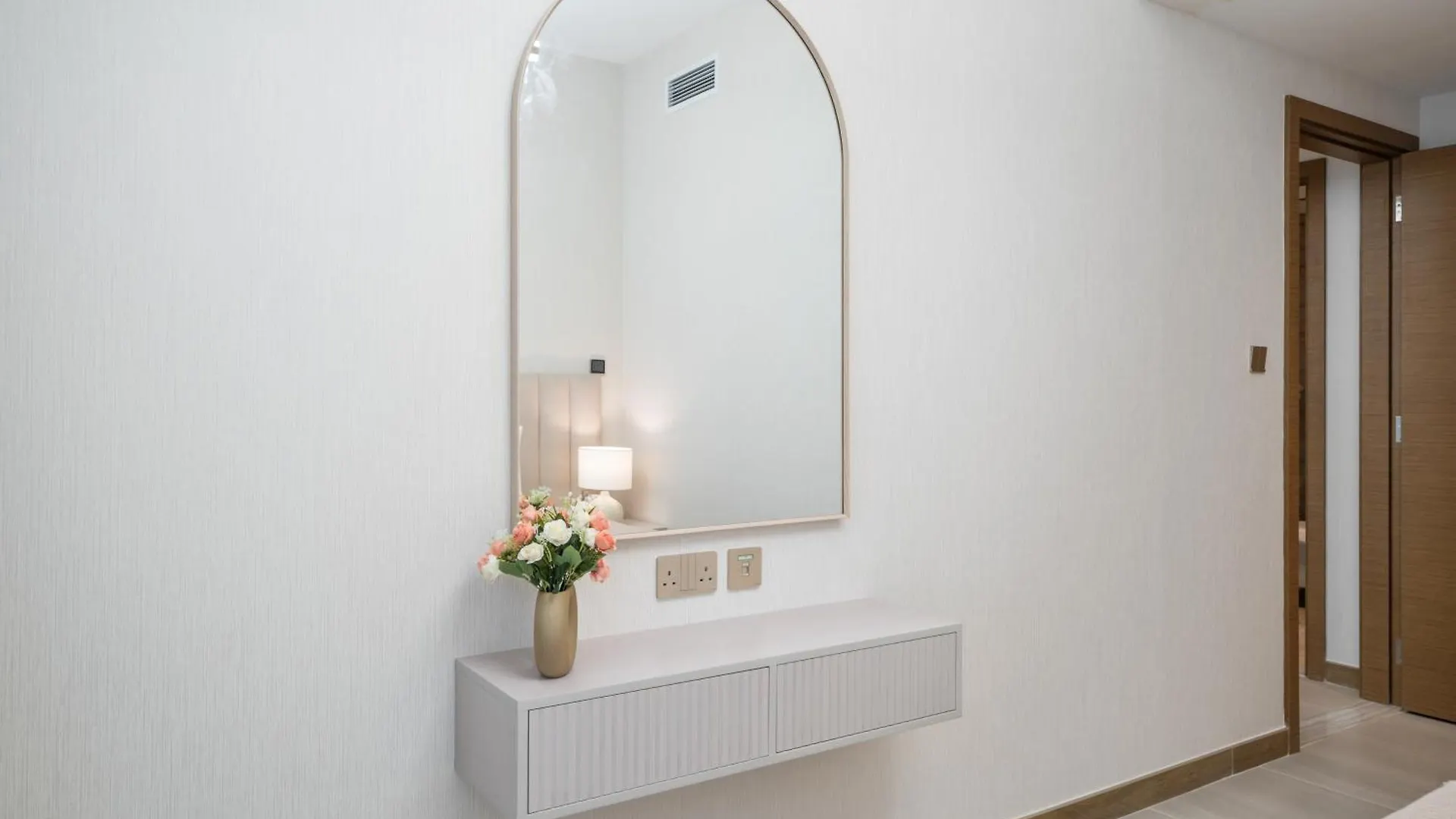 Apartment Modern 2Br Missoni Design Canal-Side Elegance Dubai