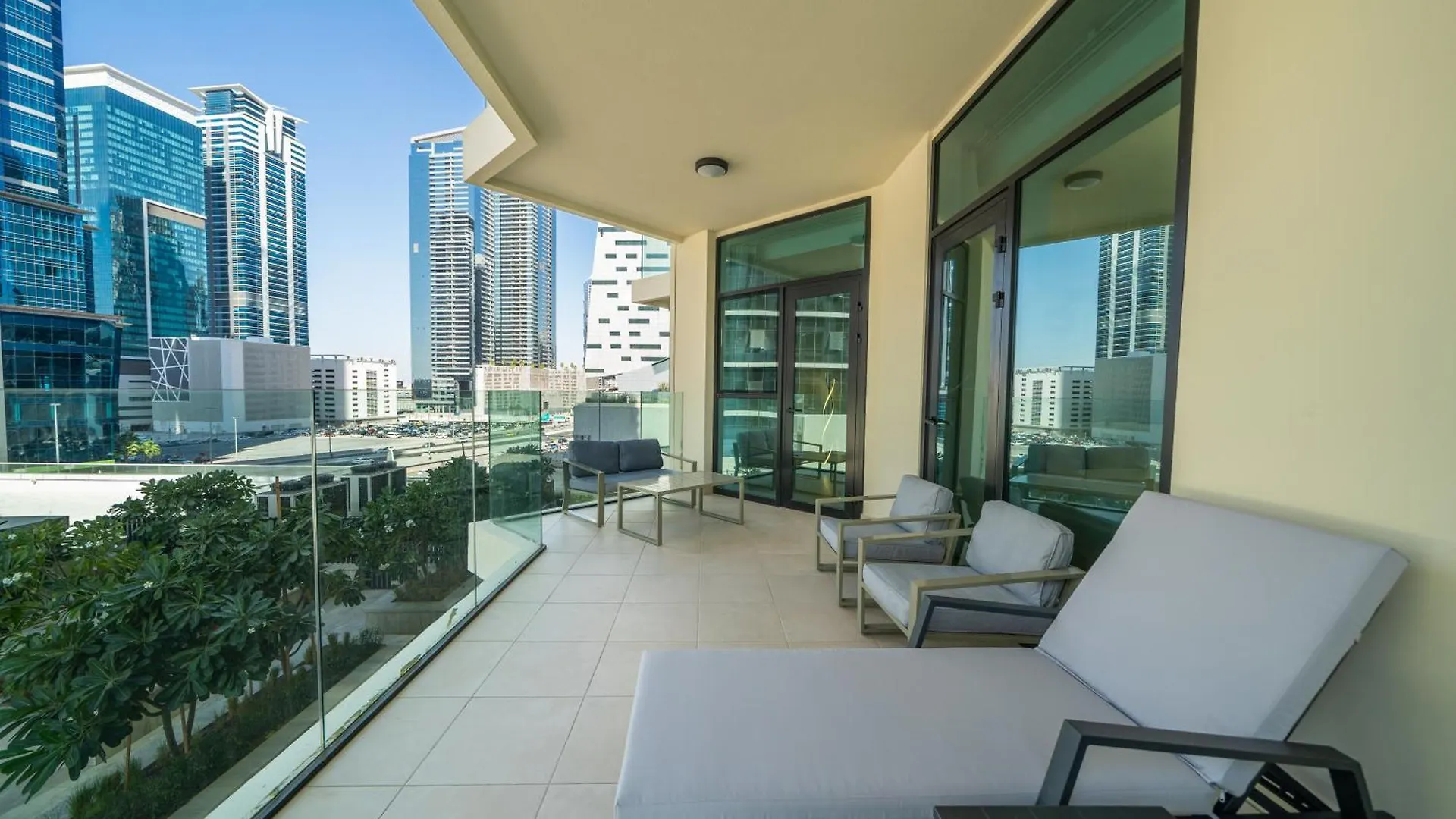Apartment Modern 2Br Missoni Design Canal-Side Elegance Dubai
